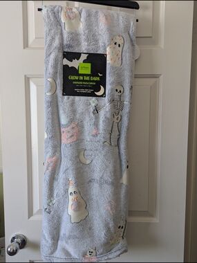 Glow-in-the-Dark Halloween Plush Throw - Ghosts & Skeletons, Light Gray